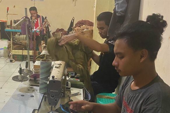 Sejumlah pekerja tengah menyelesaikan pesanan di salah satu home indusry gamis di Kampung Gamis, Desa Karamat Kecamatan Soreang Kabupaten Bandung Jawa Barat.