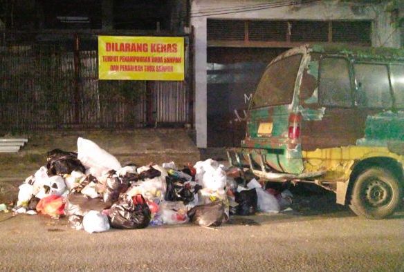Meski sudah diberi pemberitahuan larang membuang sampah, tetap saja warga berkendaraan sambi lewat membuang sampah di bawah flyover Kiaracondong Bandung.