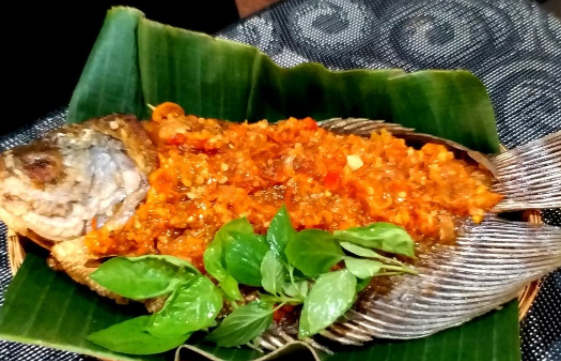 Resep gurami bumbu goreng, cara mudah untuk menikmati makanan khas restoran mahal. Siapkan 400 gram ikan gurami