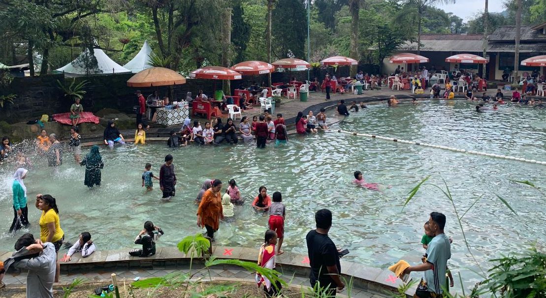 Hari ke-3 Lebaran 2021, obyek wisata Sari Ater, Subang disebu pengunjung dengan penerapan Prokes.