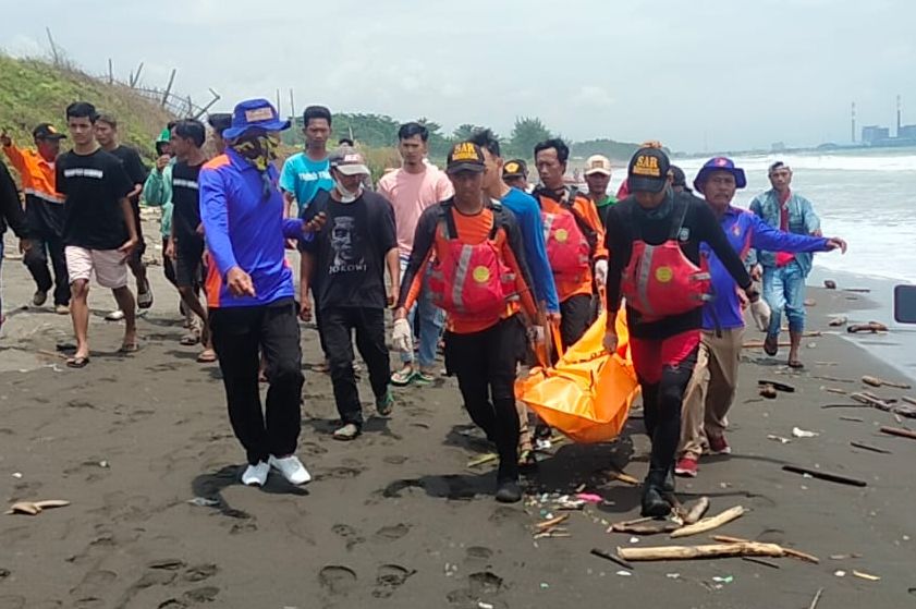Tim SAR gabungan mengevakuasi jasad penjaring ikan yang tenggelam di Pantai Kemiren Cilacap, Minggu, 13 November 2022.*