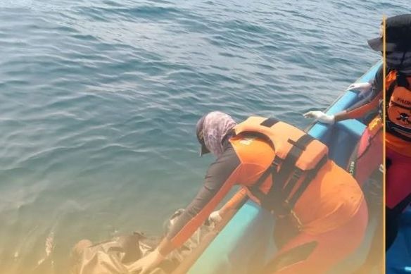 Tim SAR Sabtu 25 Maret 2023 berhasil menemukan dan mengevakuasi mayat Iwan (17) seorang wisatawan yang terseret arus gelombang Pantai Barat Pangandaran sejak Kamis 23 Maret 2023.