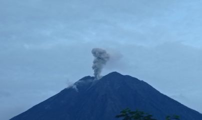 Gunung Api Semeru atau Gunung Semeru di Jawa Timur saat meletus.