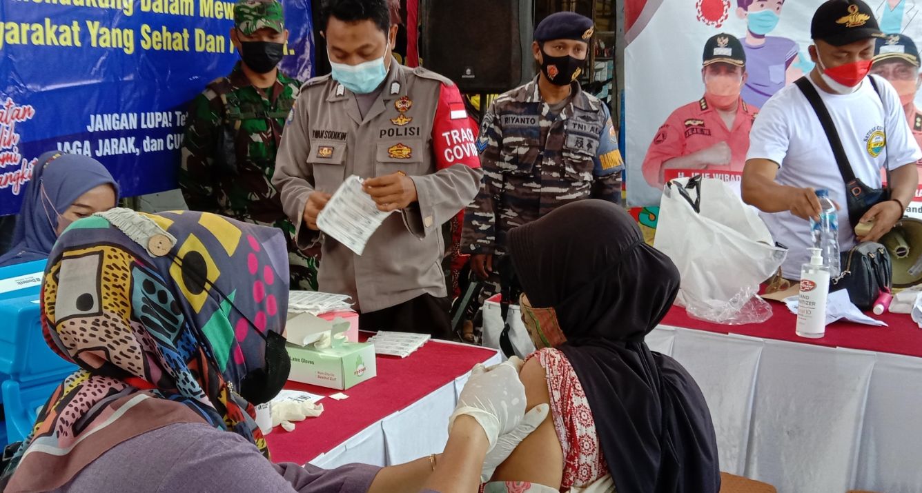 Kegiatan vaksinasi Covid-19 di pasar Pananjung dijaga oleh aparat.