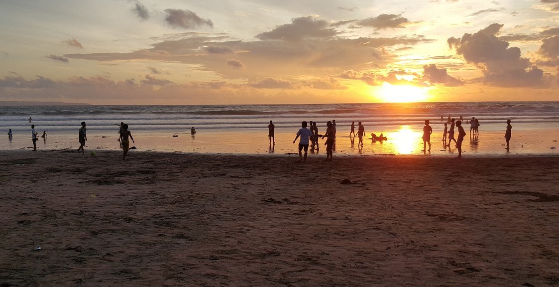 Menikmati matahari terbenam masih jadi andalan pemandangan terbaik di Pantai Kuta.