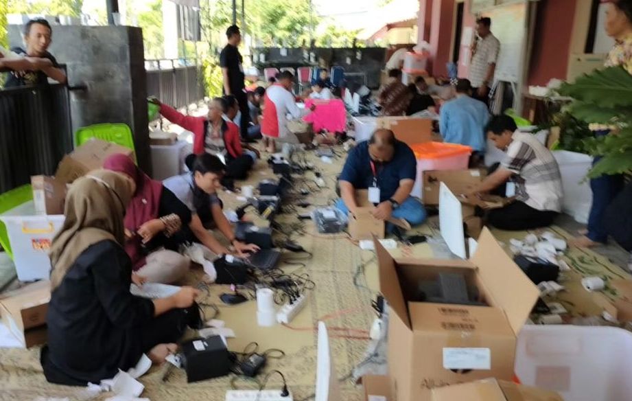 Petugas saat merakit alat e-voting Pilkades serentak di Magetan