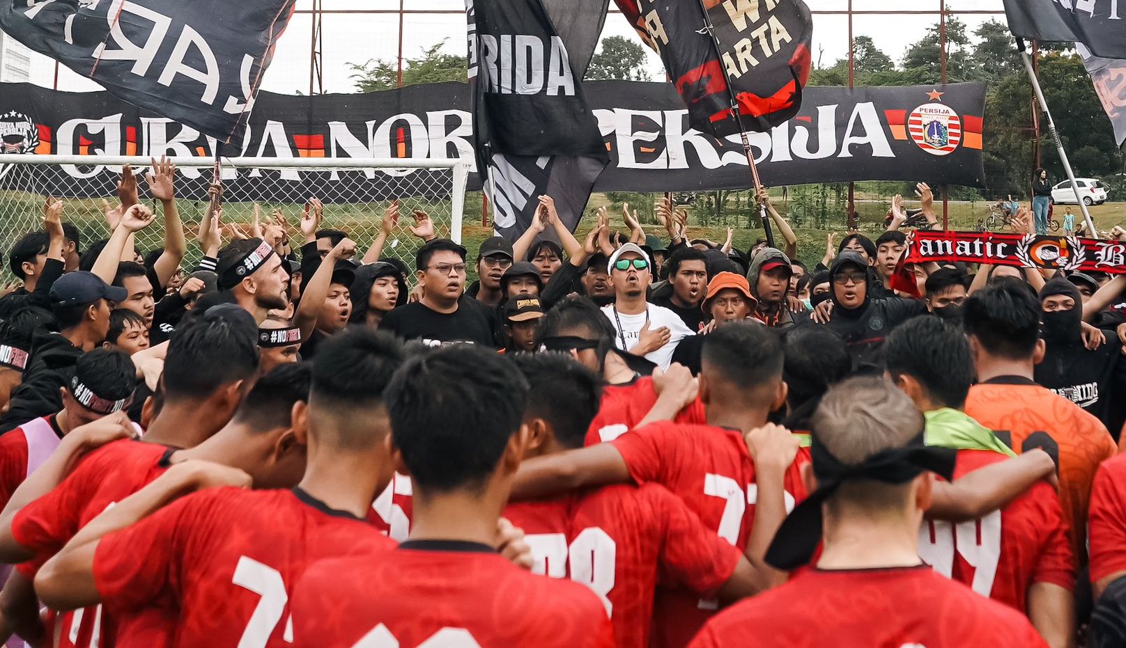 Jakmania memberi suntikan semangat untuk Persija Jakarta jelang laga klasik kontra Persib Bandung.