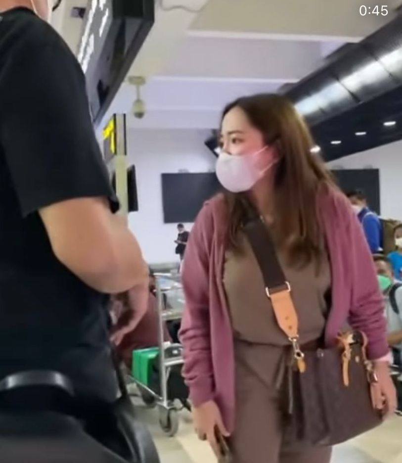 wanita muda yang diduga memaki ibu Arteria Dahlan di Bandara