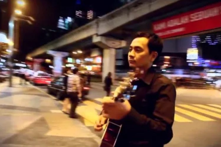 Lirik dan Makna Lagu Muhasabah Cinta - Edcoustik Indah dan Memberi