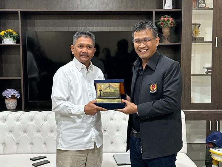 Ketua KONI Kota bandung Dr Nuryadi memberikan cendera mata Asisten Deputi Tenaga dan Organisasi Keolahragaan Dr. Muhammad Aziz Ariyanto, M.Pd di kantor Kemenpora Jakarta, Senin 10 Juli 2023. 