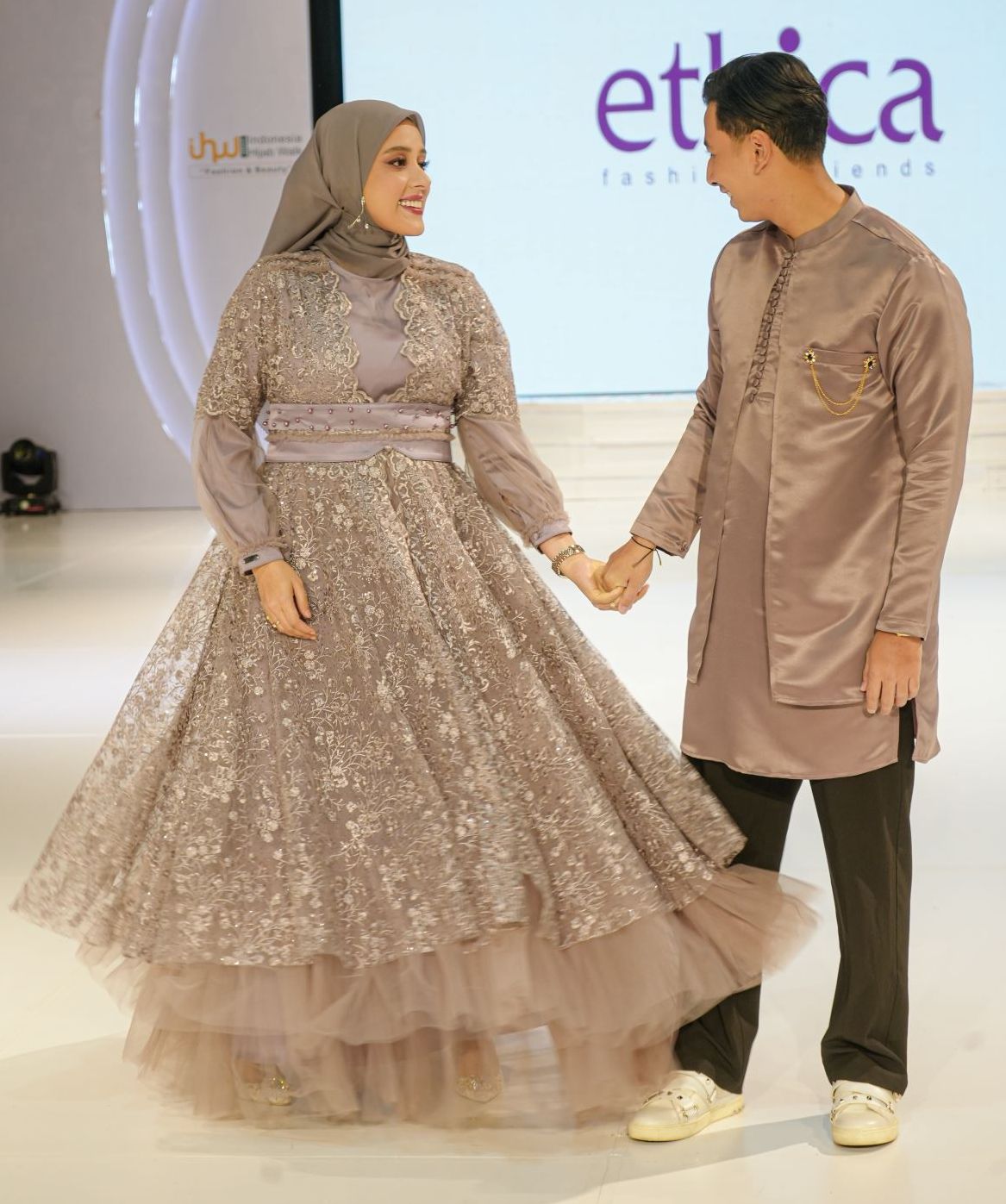 Ethica Usung Koleksi Juvenescent di Indonesia Hijab Walk 2023, Tampilkan 12 Outfit Bernuansa Mewah