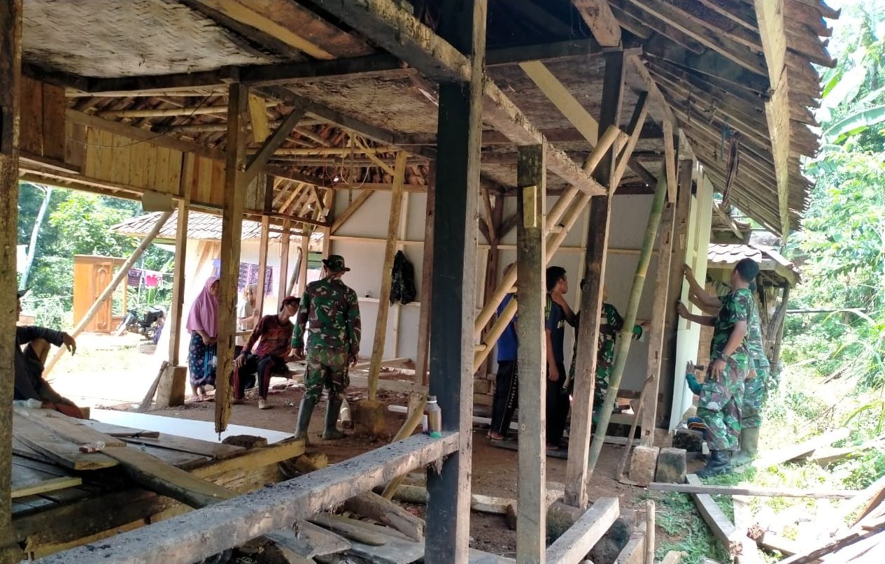 Bakti TNI, Kodim 0622/Kabupaten Sukabumi rehab rumah, foto: 