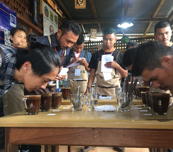 Manggarai merupakan salah satu sentra produksi kopi terbesar di NTT. Para pemuda Manggarai juga dilibatkan dalam mengembangkan komoditas ini melalui berbagai aktivitas, seperti workshop Manggarai Youth Coffeepreneur di Flores. / Manggarai Youth Coffepreneur (Foto: KEHATI) 