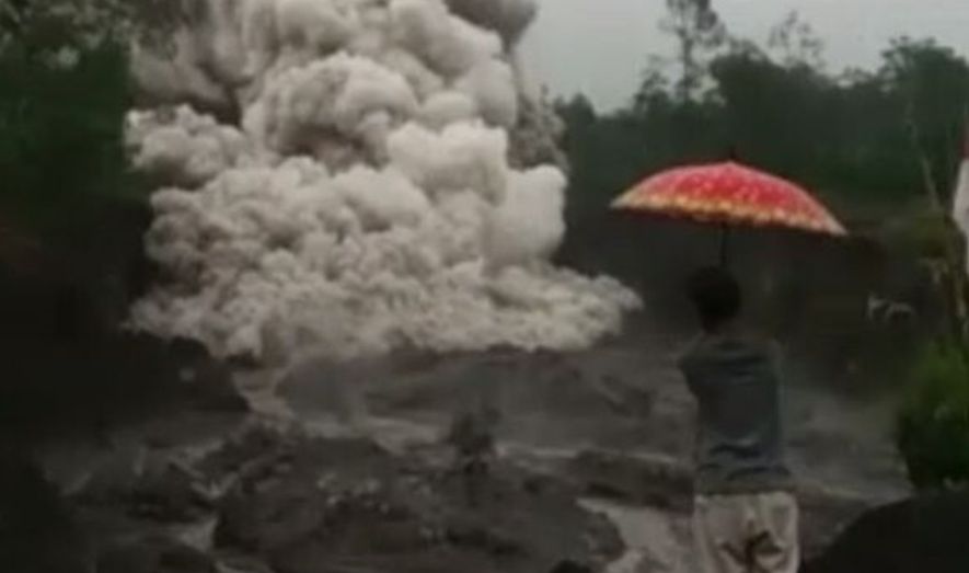 Gunung Semeru di Lumajang erupsi sore ini. /Tangkap Layar Video Warga Sekitar Semeru