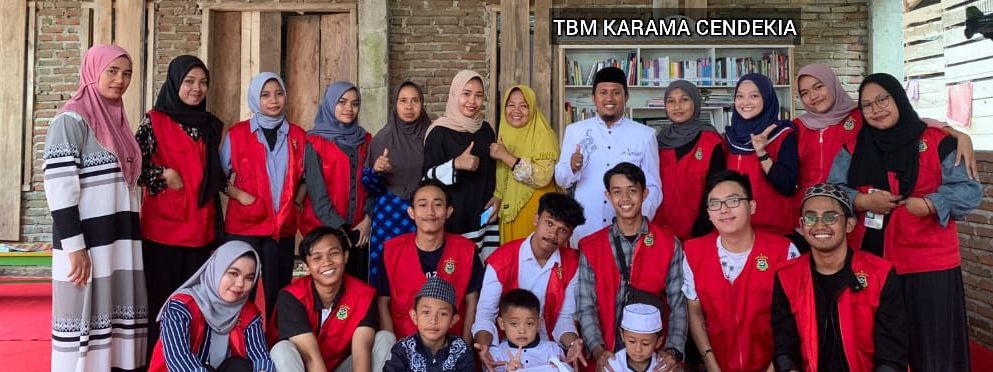 Mahasiswa KKNT Unha Makassar bersama pengelola TBM Karama Cendekia