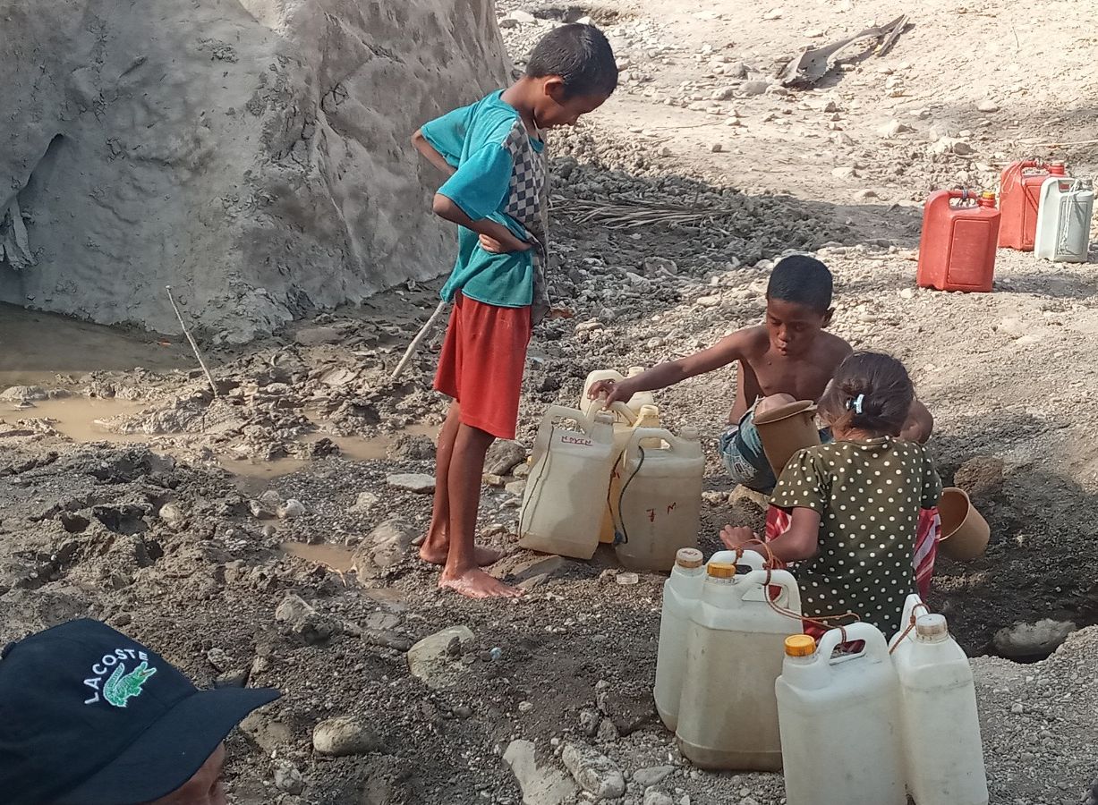 Air Minum-Tiga orang anak sedang mengambil air minum di kali Derok, Desa Motadik, Kecamatan Biboki Anleu, Kabupaten Timor Tengah Utara, NTT. /Selasa 6 September 2022/John Taena/Media Kupang