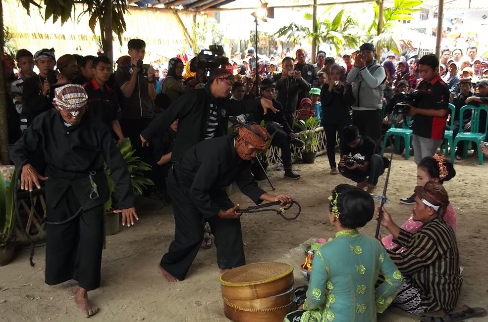 Tradisi pesta dadung di Desa Legokherang, Kecamatan Cilebak, Kabupaten Kuningan pada Minggu, 30 Oktober 2023.