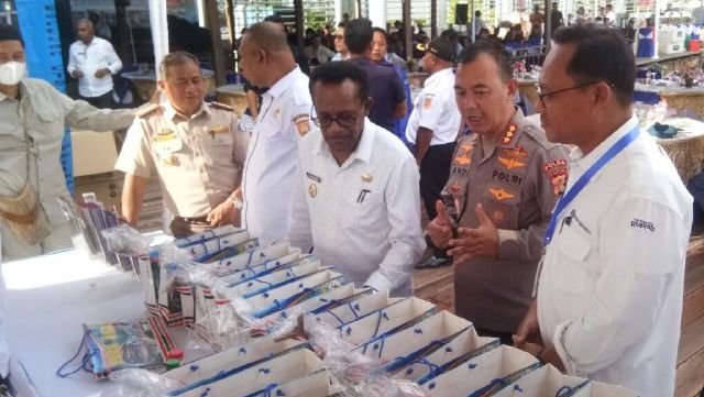 Deputi Perwakilan BI Papua Thomy Andryas melihat produk UMKM perikanan pada Rabu, 4 Oktober 2023