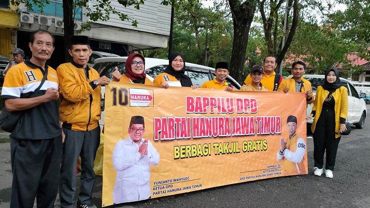 Bappilu Partai Hanura Jatim bagi-bagi takjil di Surabaya, Sabtu 1 April 2023