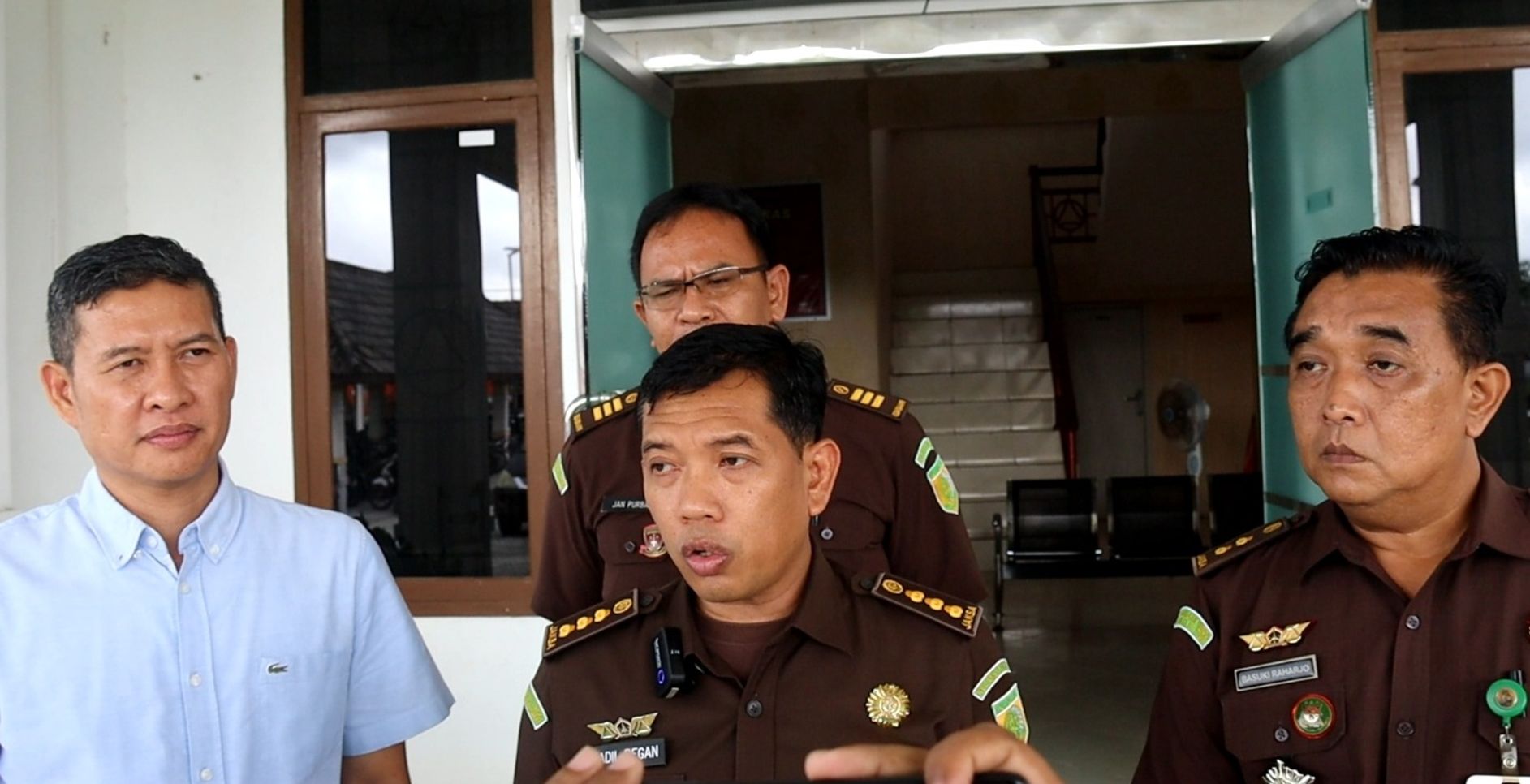 Tim Kejati Bangka Belitung saat diwawancarai wartawan