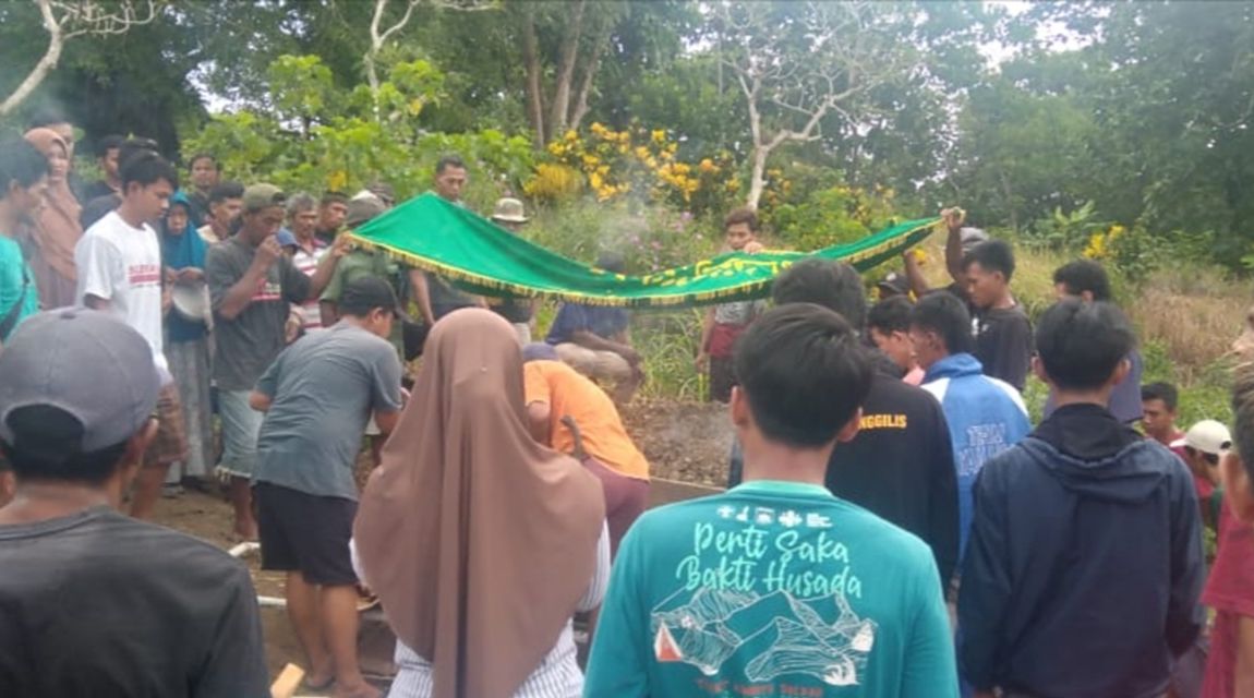 Proses pemakaman jasad Wagiman, anggota PAM TPS di tempat pemakaman umum di Desa Tunggilis, Sabtu 17 Februari 2024.
