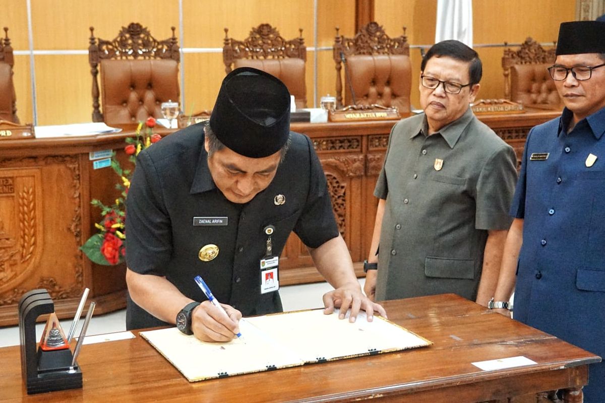 Bupati Magelang Zaenal Arifin saat menandatangani MoU KUA PPAS Perubahan Tahun Anggaran 2023 pada Senin, 11 September 2023.