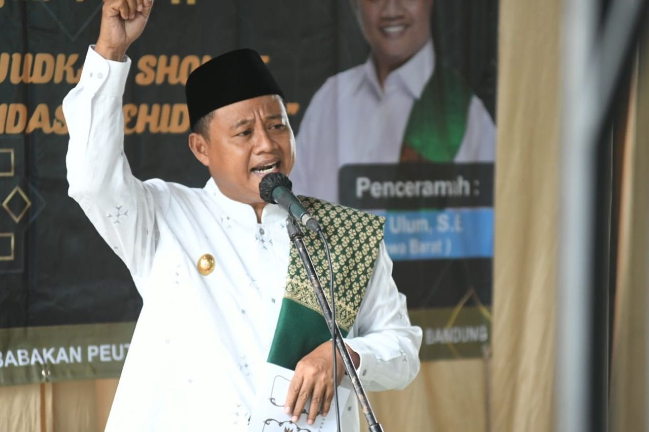 Wakil Gubernur Jawa Barat Uu Ruzhanul Ulum saat memperingati di Masjid Al Mukhbitiin, Desa Babakan Peuteuy, Kecamatan Cicalengka, Kabupaten Bandung, Minggu 27 Februari 2022.