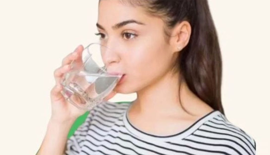 Ilustrasi minum air putih 