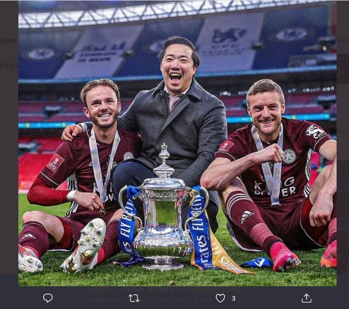 Pemilik klub Leicester, Aiyawatt ‘Top’ Srivaddhanaprabha (tengah) bersama dua pahlawan The Foxes, James Maddison dan Jamie Vardy, membuat iri para warganet.