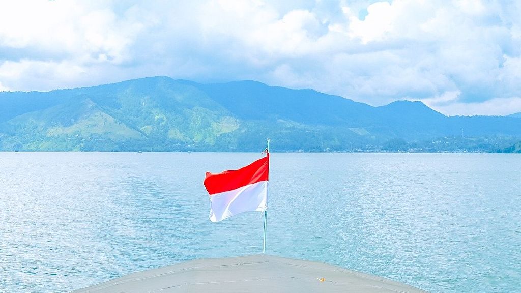 Bendera Indonesia berkibar dengan gagah. Inilah lirik Lagu Indonesia Pusaka.