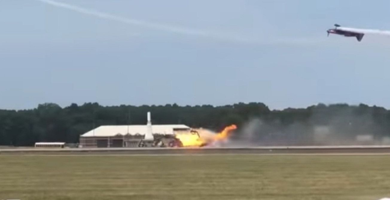 Shockwave Jet Truck terlihat meledak dalam kobaran api saat melaju di landasan pacu./ 