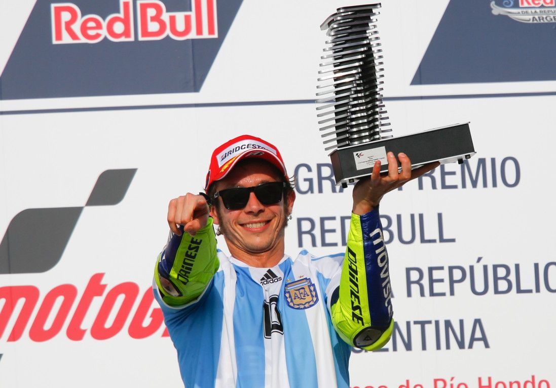 Valentino Rossi saat menang di MotoGP Argentina 2015 dan memakai baju timnas Argentina
