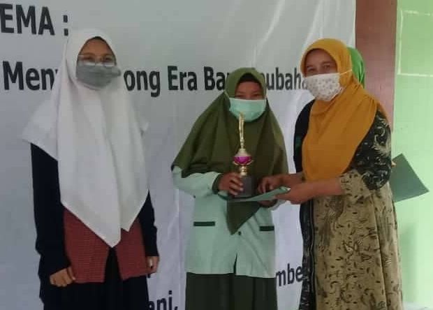 Siswa MA Halimatussa'diyah NW Lendang Nangka, Jumarti Wakili Menerima Penghargaan sebagai Juara 2 Lomba Video Pendek pada Ajang kreativitas PIK R se-kabupaten Lombok Timur