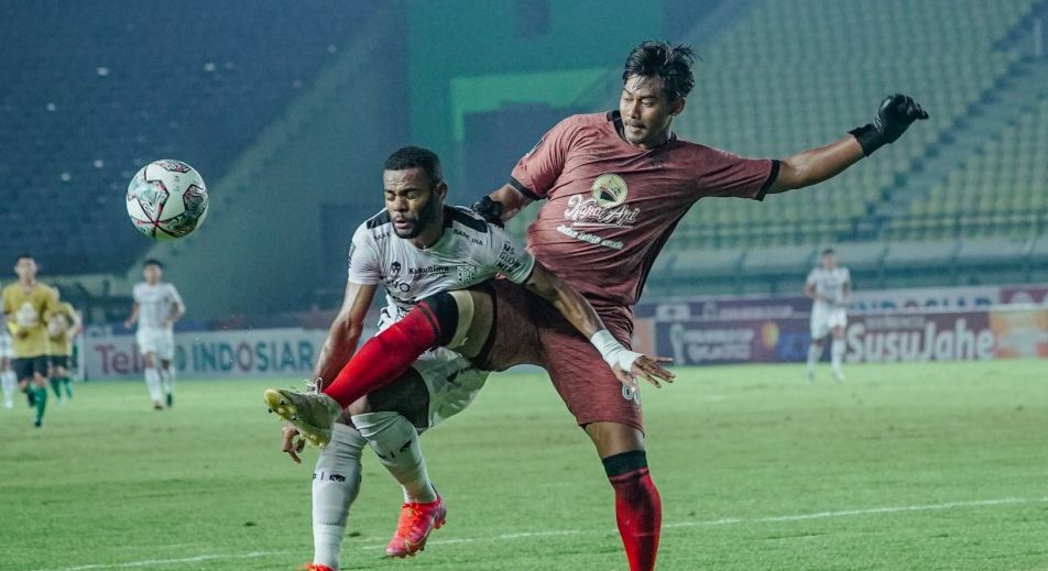 Kiper Persebaya Surabaya, Satria Tama berjibaku menyelamatkan gawang timnya saat menghadapi Bali United di ajang Piala Presiden 2022.