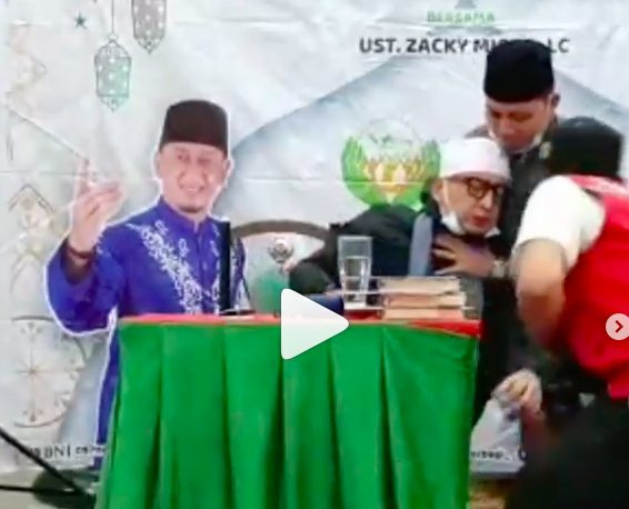 Pendakwah Ustadz Zacky Mirza mendadak pingsan saat sedang mengisi ceramah di Pekanbaru, Riau pada Minggu 18 April 2021.  Bahkan video yang viral di media sosial tersebut juga diunggah di akun @hitz.infotainment pada Senin dini hari 19 April 2021.