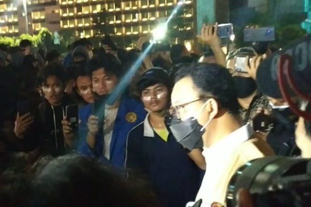 Anies Baswedan saat temui para pengunjuk rasa di Jakarta