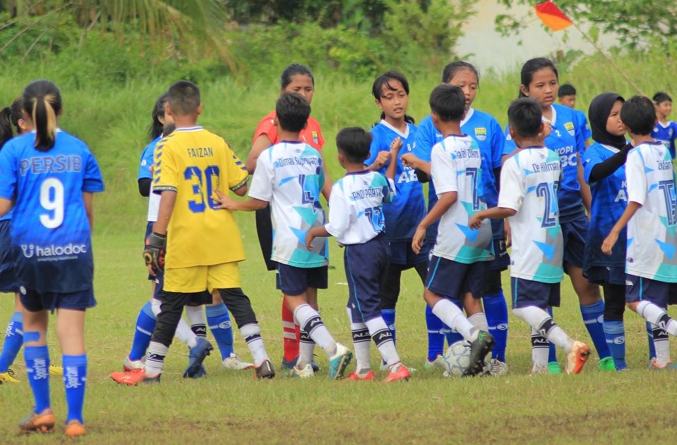 Pemain binaan Akademi Persib Putri memperkuat tim Bocil dalam sebuah festival sepak bola anak usia 10 tahun, belum lama ini. //Dok. Diklat Persib