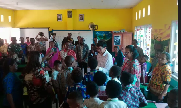 Dibuka Resmi Pj Bupati Mappi, Michael Gomar, Profesor  Yohanes Surya Latih Siswa di Kepi Hingga Bisa Berhitung