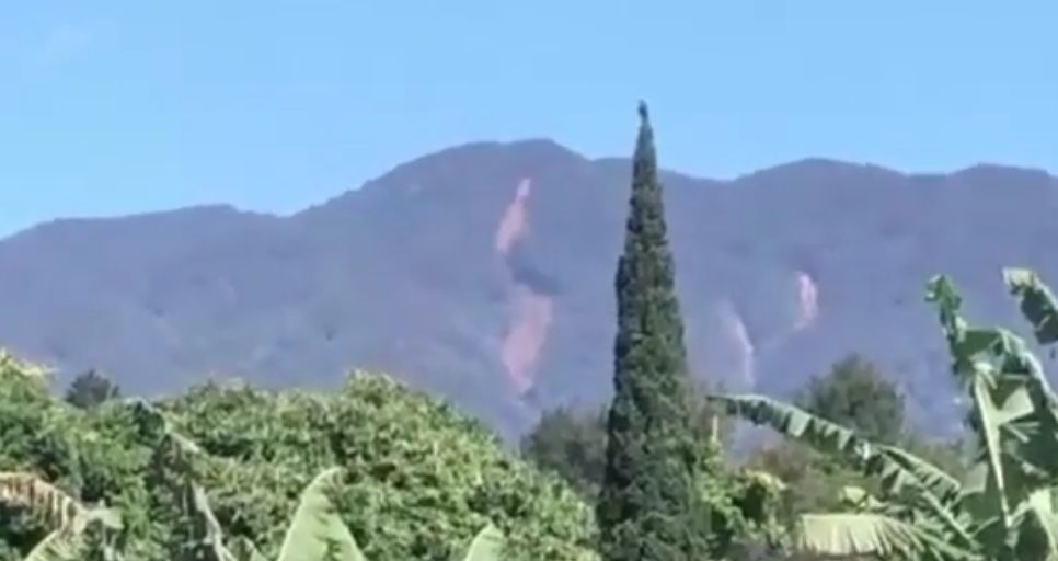 Tangkapan layar Gunung Salak di Desa Pasir Jaya, Cigombong, Kabupaten Bogor terbelah, Sabtu 26 September 2020