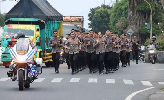 Pengawalan Satlantas, saat Kapolres Banjarnegara lari keliling kota bareng dua pleton anggota Polisi