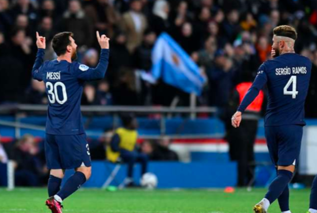 Lionel Messi usai mencetak gol ke gawang Angers pada lanjutan Liga Prancis, Kamis 12 Januari 2022 dinihari WIB. Messi diperkirakan akan mendapatkan gaji lebih besar dengan kontrak barunya di PSG