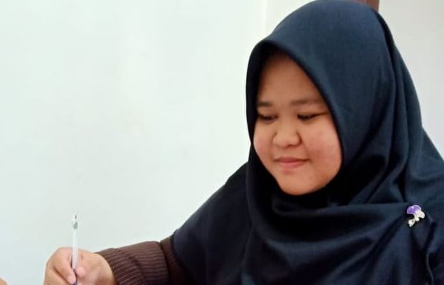 Restina Ardhiyati, guru SMP M Plus Sambak yang berhasil juara satu bidang IPA di ajang Indonesian Youth Science and Health Olympiad .