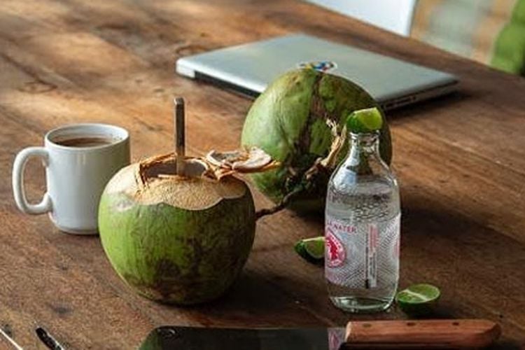 Air habis vaksin kelapa minum Mengulik Mitos