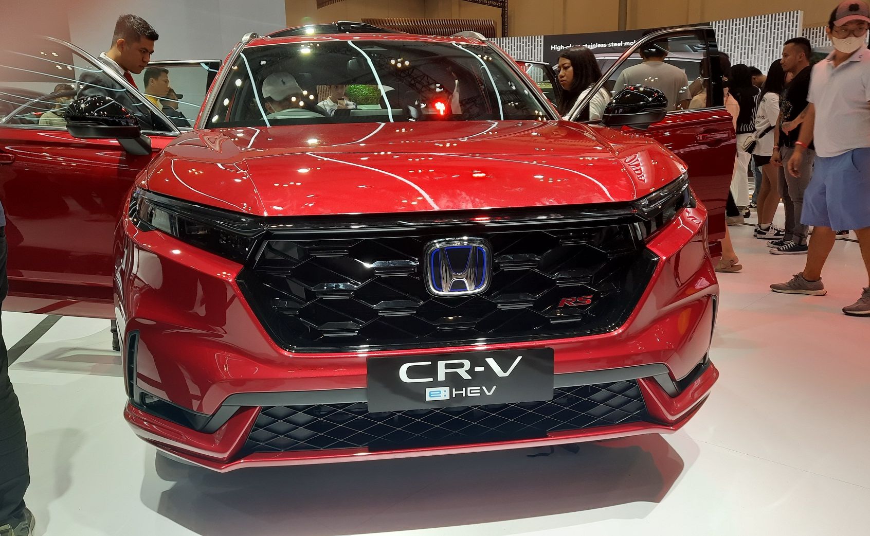Varian All New CR-V 2.0L RS e:HEV bermesin hybrid saat dipajang dan menarik minat pengunjung GIIAS 2023 di ICE BSD City, Tangerang Selatan, Banten.*/   