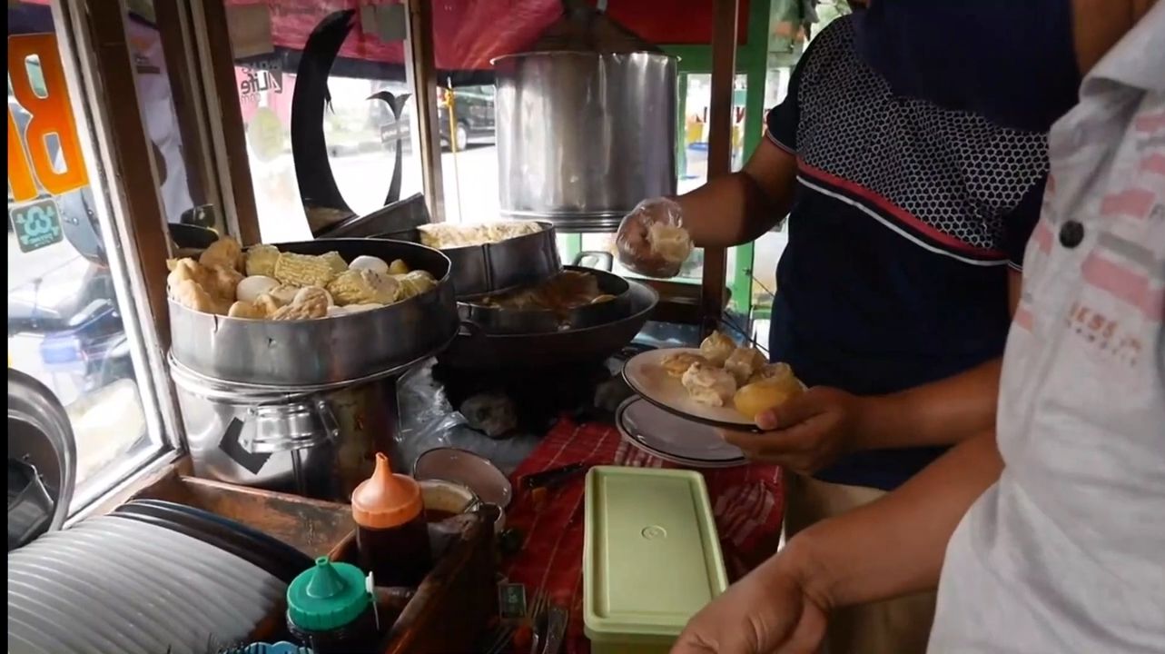 Jajanan Khas Bandung Siomay Bakso Tahu Mang Ade, Rasanya Bisa Bikin Ketagihan