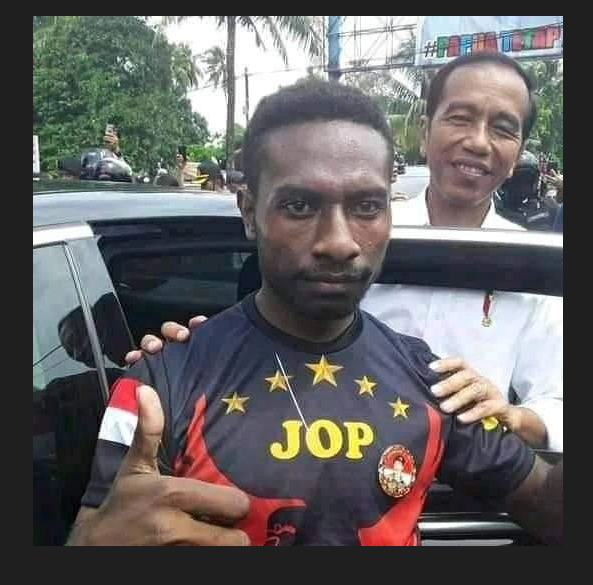  Intelektual Pemuda Papua, Absalom Kreway Yarisetouw , dalam sebuah kesmepatan saat foto bersama Presiden Joko Widodo., ketika melakukan kunjungan sebelumnya ke Papua.