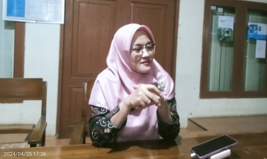Sekdes Panusupan Kecamatan Cilongok Kabupaten Banyumas Tri Arti Arifin berikan keterangan pers