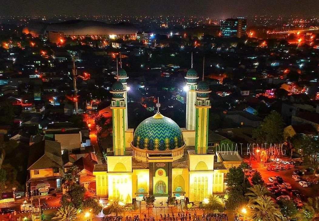 Masjid Al Barkah sebuah ikon kota Bekasi yang terletak di Alun-alun Kota Bekasi.