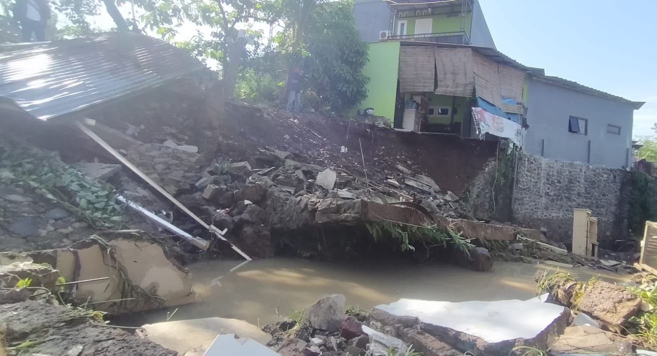 Bendungan Irigasi Jebol, 15 Rumah di Desa Nagrak Kabupaten Cianjur Diterjang Banjir Bandang, Tiga Rusak Berat