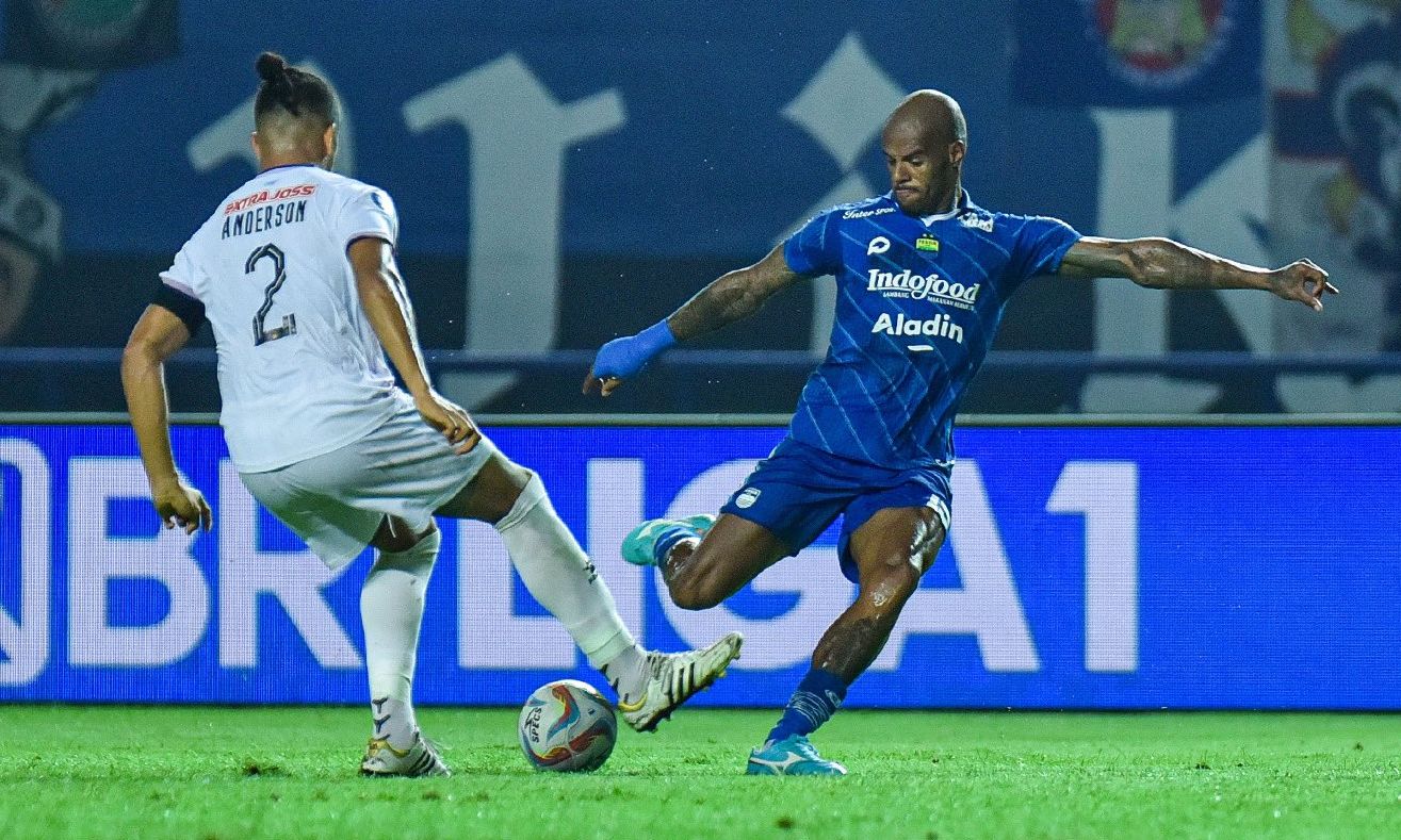 Penyerang Persib Bandung David da Silva saat diadang bek Persik Kediri Anderson di Stadion GBLA dalam lanjutan BRI Liga 1 2023-2024 di Stadion GBLA Bandung, Ahad, 10 Desember 2023.